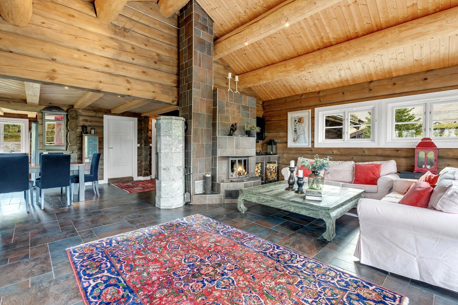 Klebersteinsovn og murt peis med Dovre peisinnsats i stua. Galleribilde