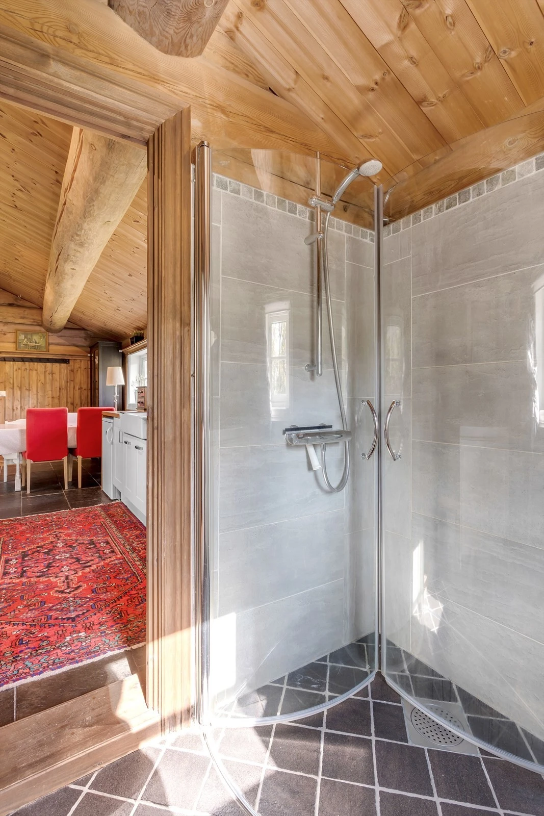 Dusjhjørne med innfellbare dører. Galleribilde