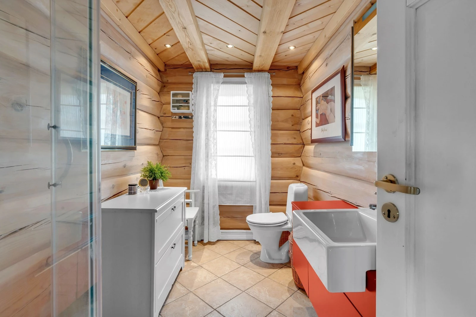 Bad 2 har dusjkabinett, servantinnredning og frittstående toalett. Galleribilde