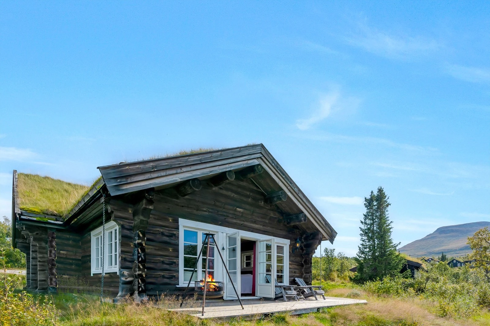 Terrassen strekker seg rundt hjørnet mot inngangspartiet. Galleribilde