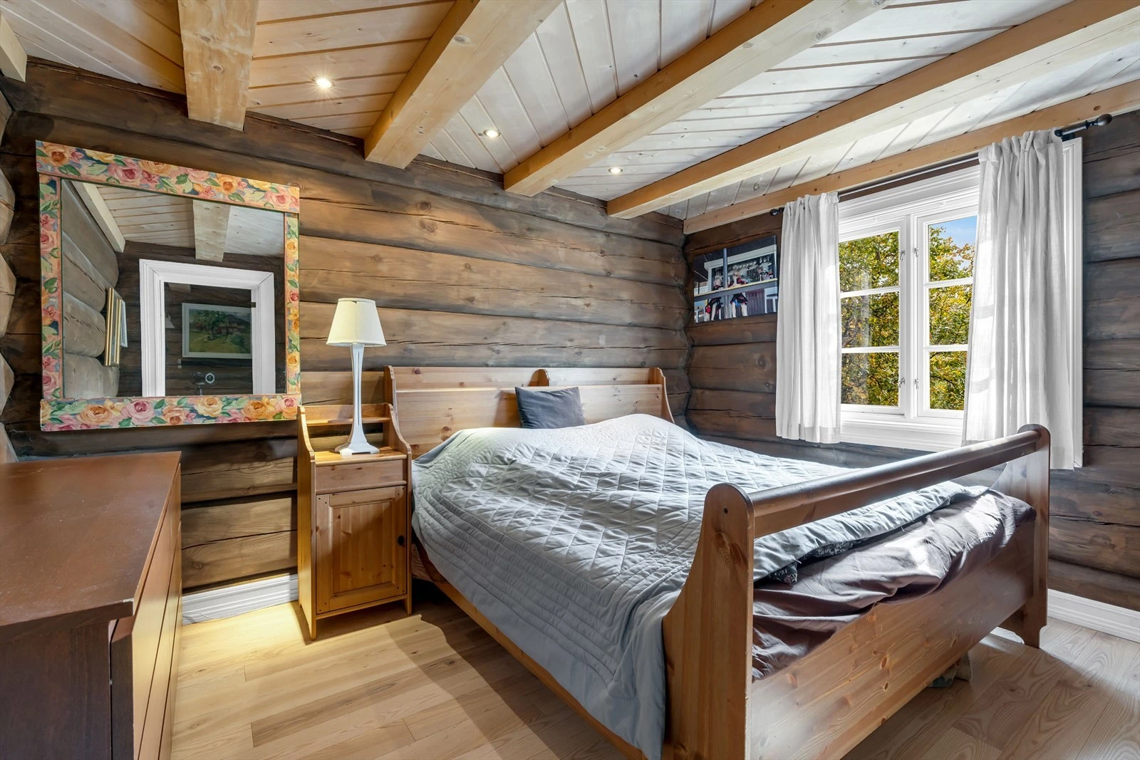 Hovedsoverommet er av fin størrelse og beiset i lune farger. Galleribilde