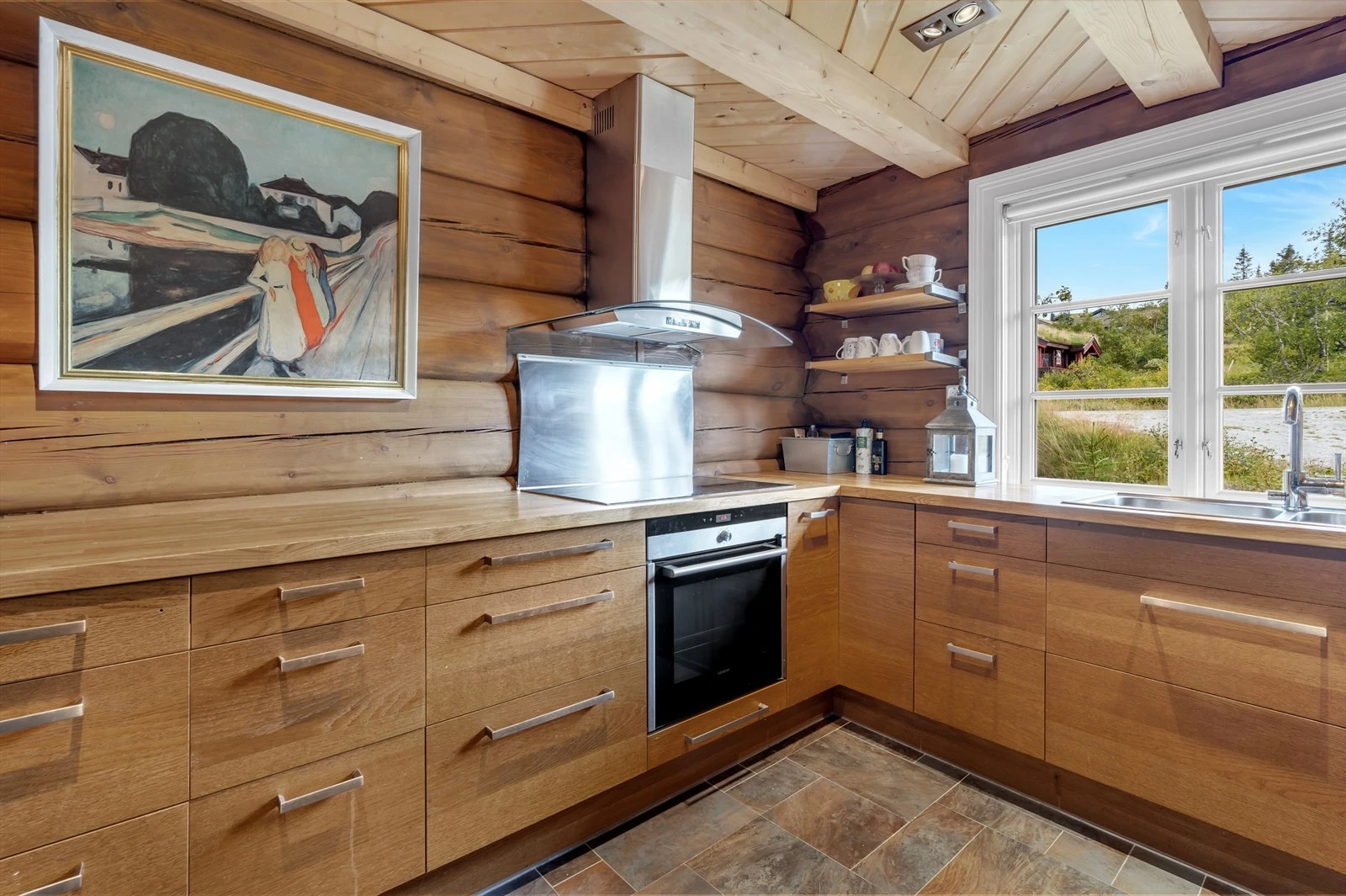 Integrerte hvitevarer som; Komfyr, kokeplate, oppvaskmaskin og ventilator. I tillegg medfølger kjøl/fryseskap. Galleribilde