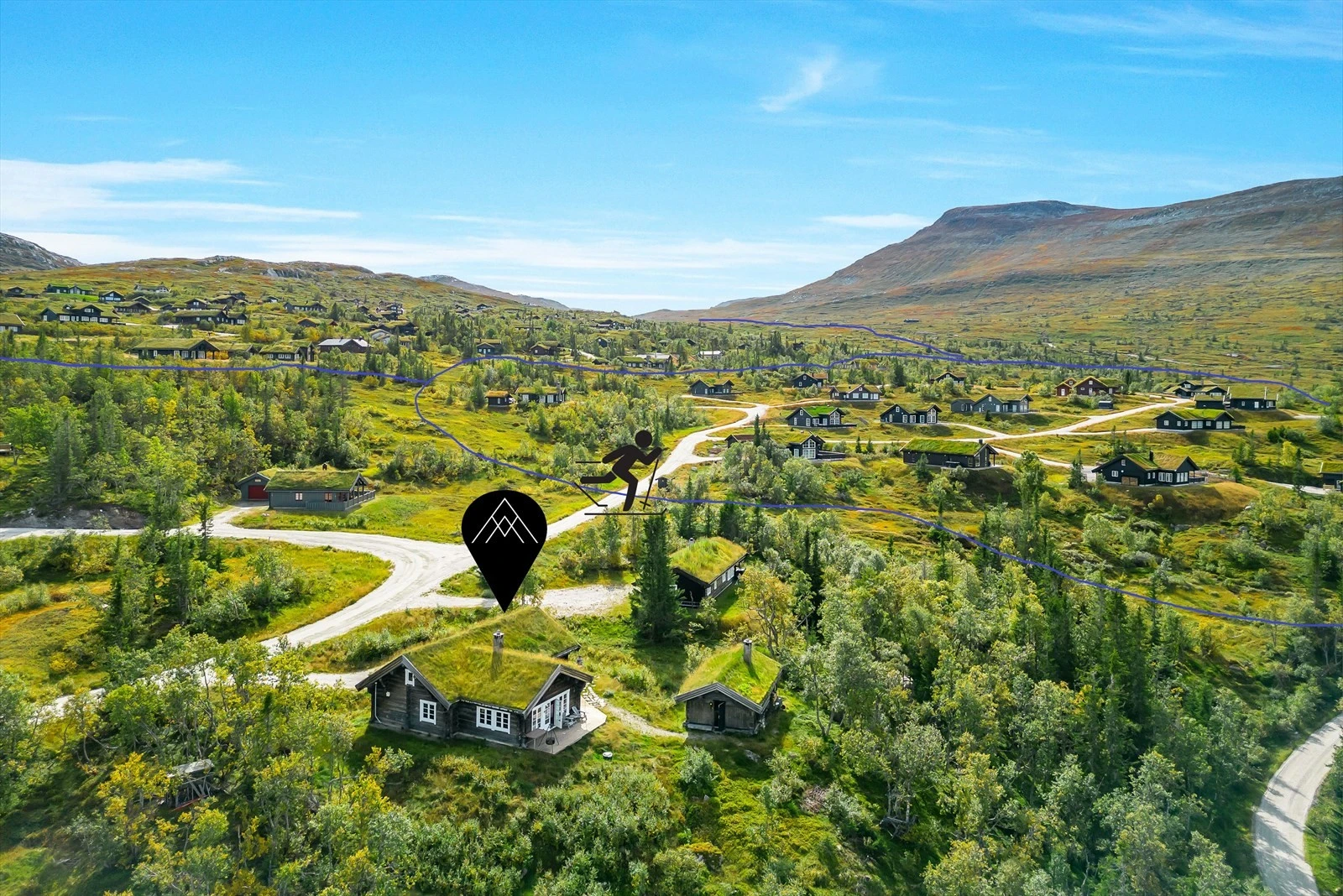 Hytta ligger fint plassert på en skjermet tomt med grenser til friareal. Galleribilde