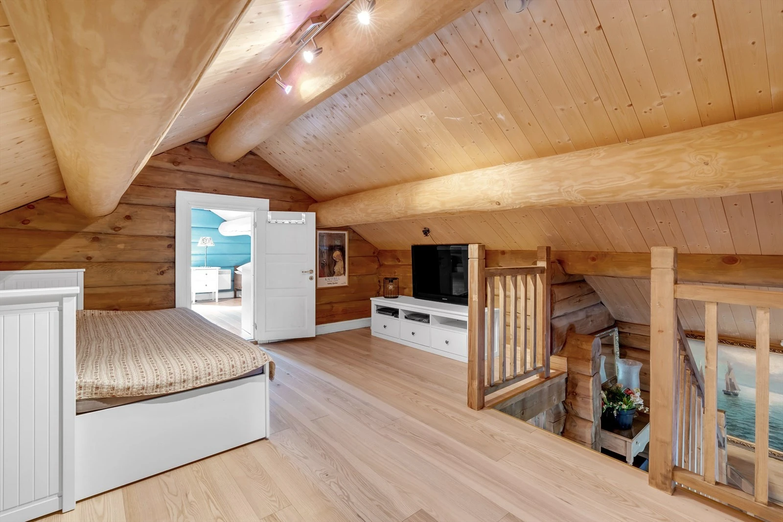 I overetasjen er det TV-stue og to soverom. Galleribilde