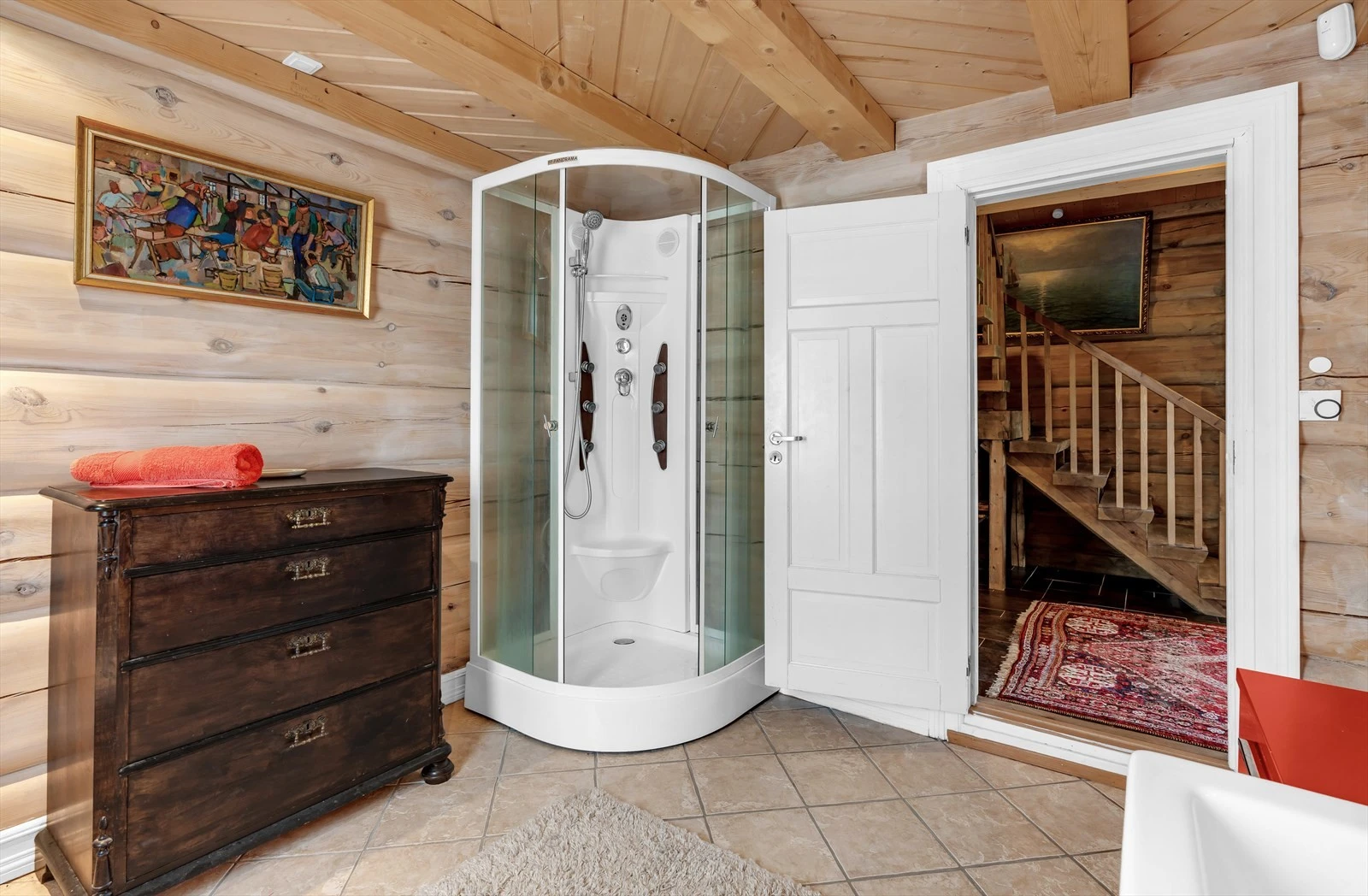 Installert dusjkabinett, frittstående toalett og servantinnredning. Galleribilde