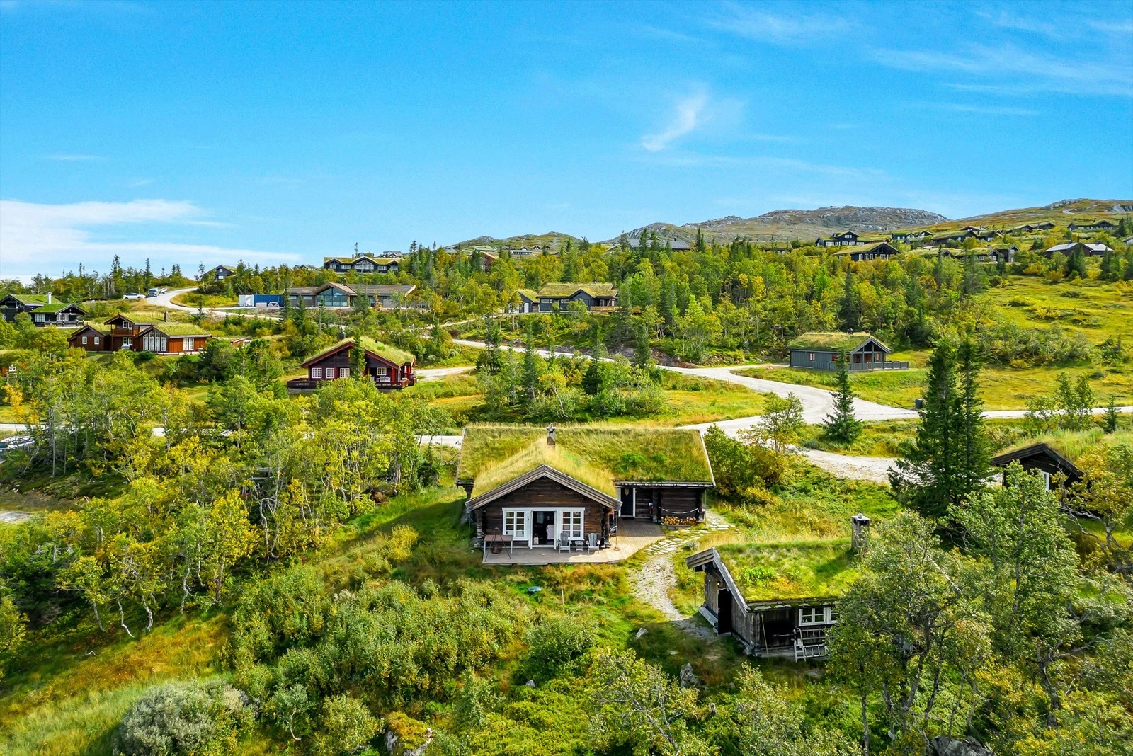 Hyttas uteplass ligger fint skjermet. Galleribilde