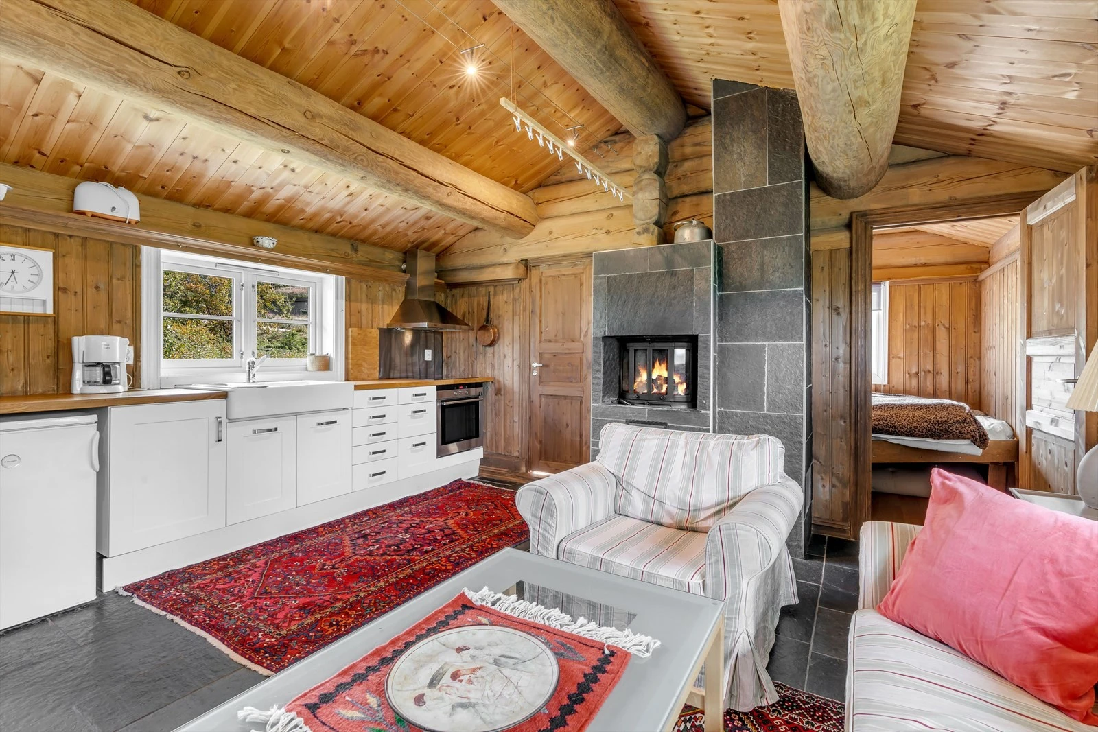 Gjestehytta/annekset består av allrom (stue/kjøkken/spisestue), bad og soverom. Galleribilde