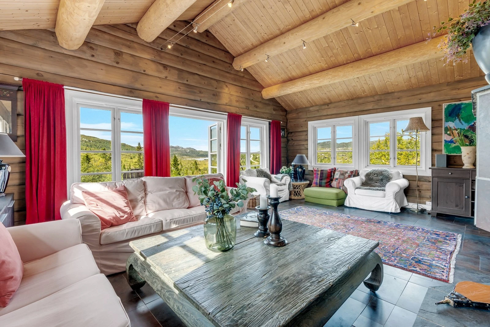 I stuen har man en generøs takhøyde med synlige takåser. Galleribilde