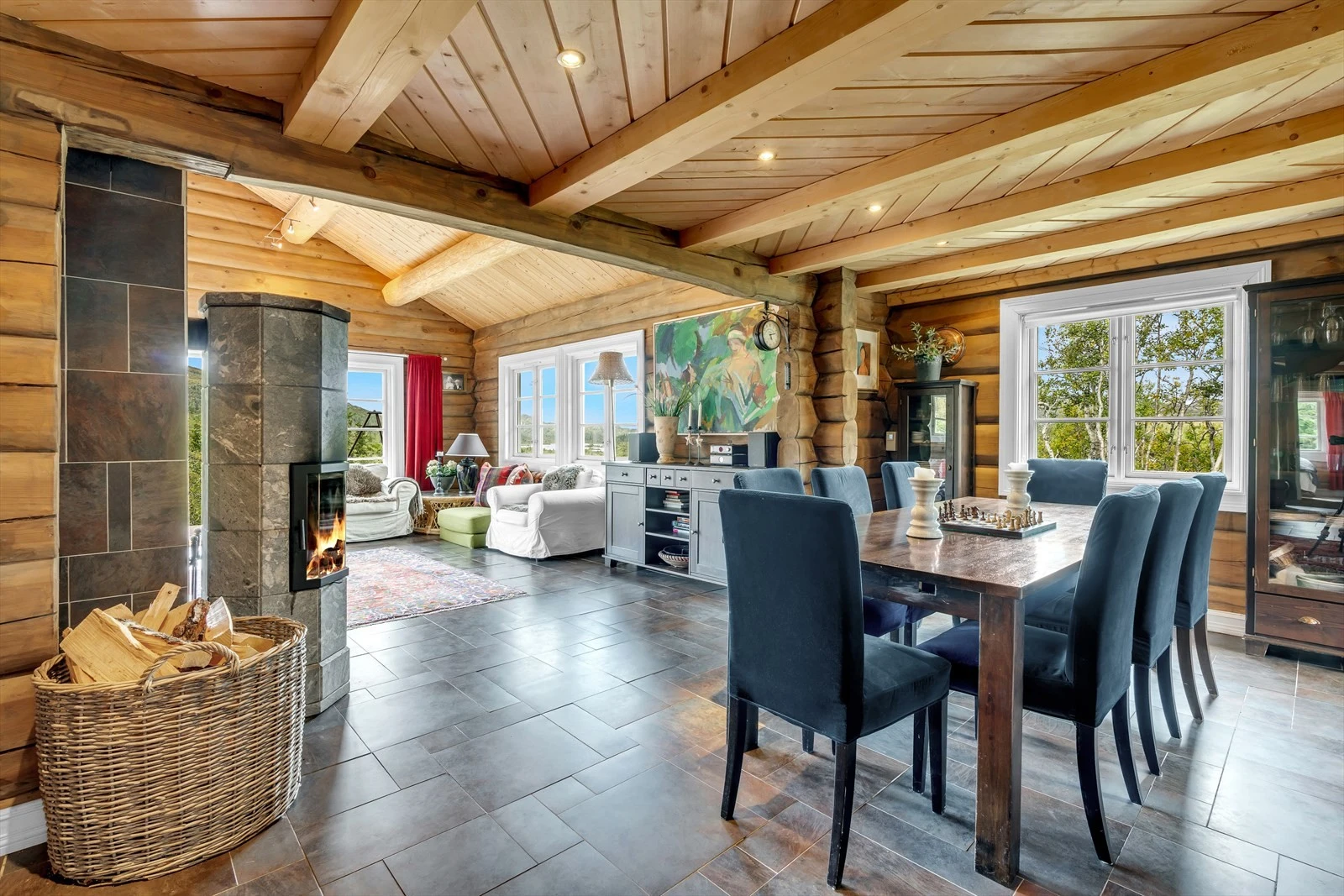 Naturlig plass til spisestue mellom kjøkken og stue. Galleribilde