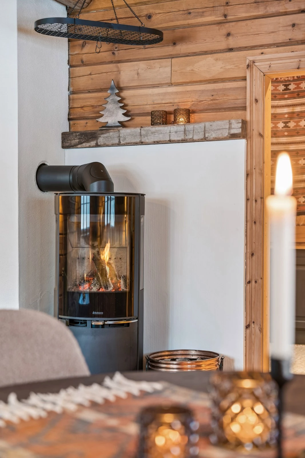 Peisovnen gir den ekstra koselig stemningen på hytta Galleribilde