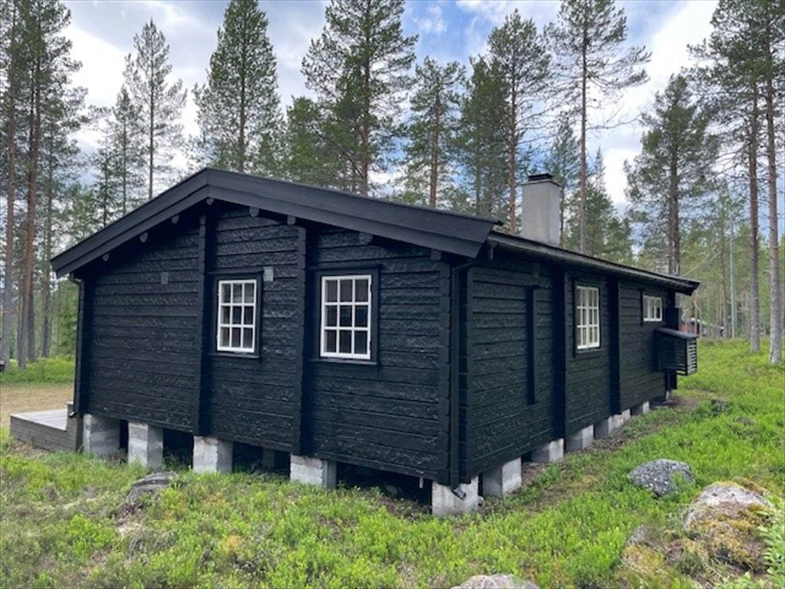 Hytta ligger i Storåsen hytteområde, lengst nord i Åmot kommune Galleribilde