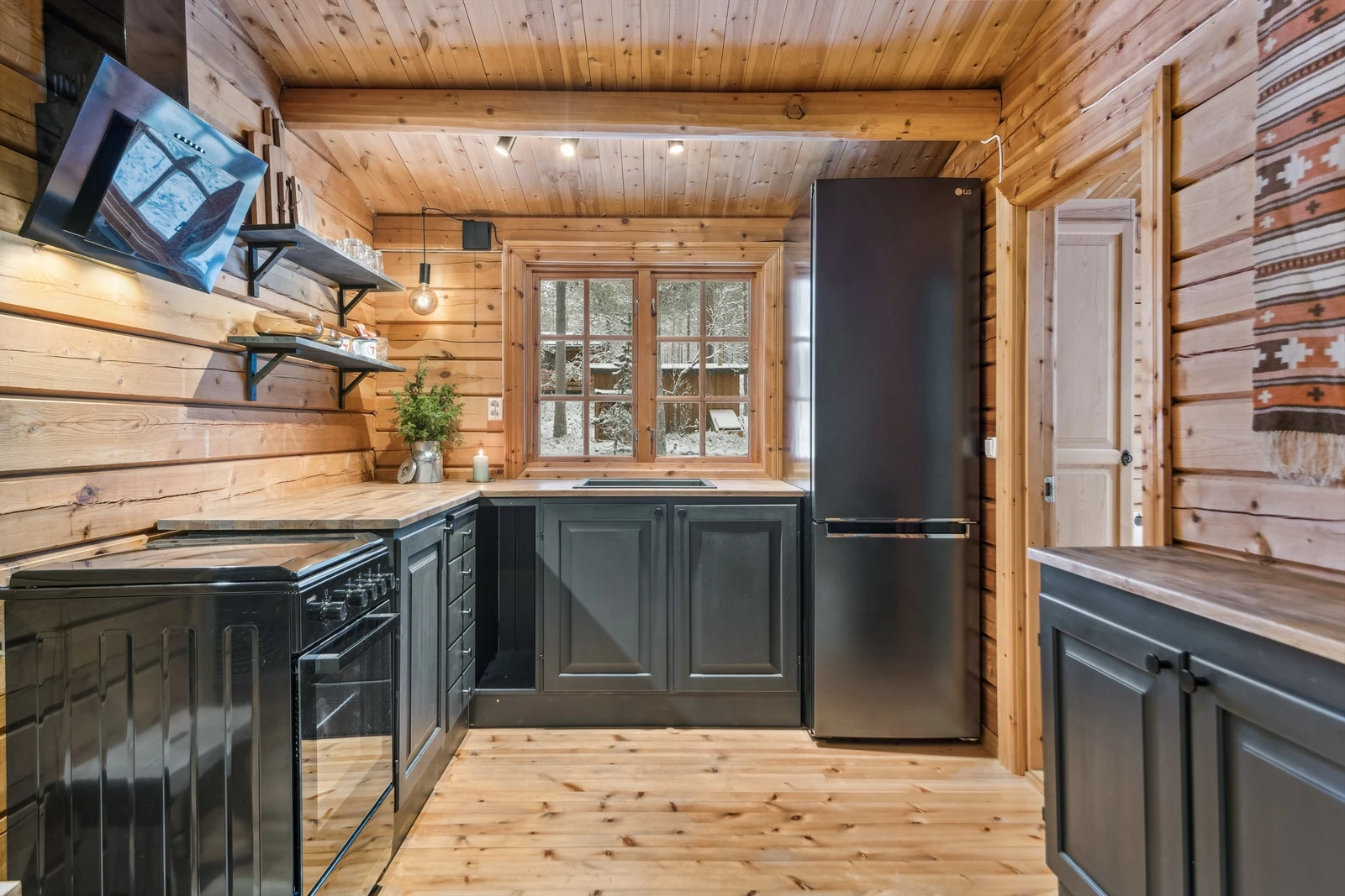 Heltre kjøkkeninnredning fra 2023 - Hytta har innlagt strøm, uten innlagt vann/avløp Galleribilde