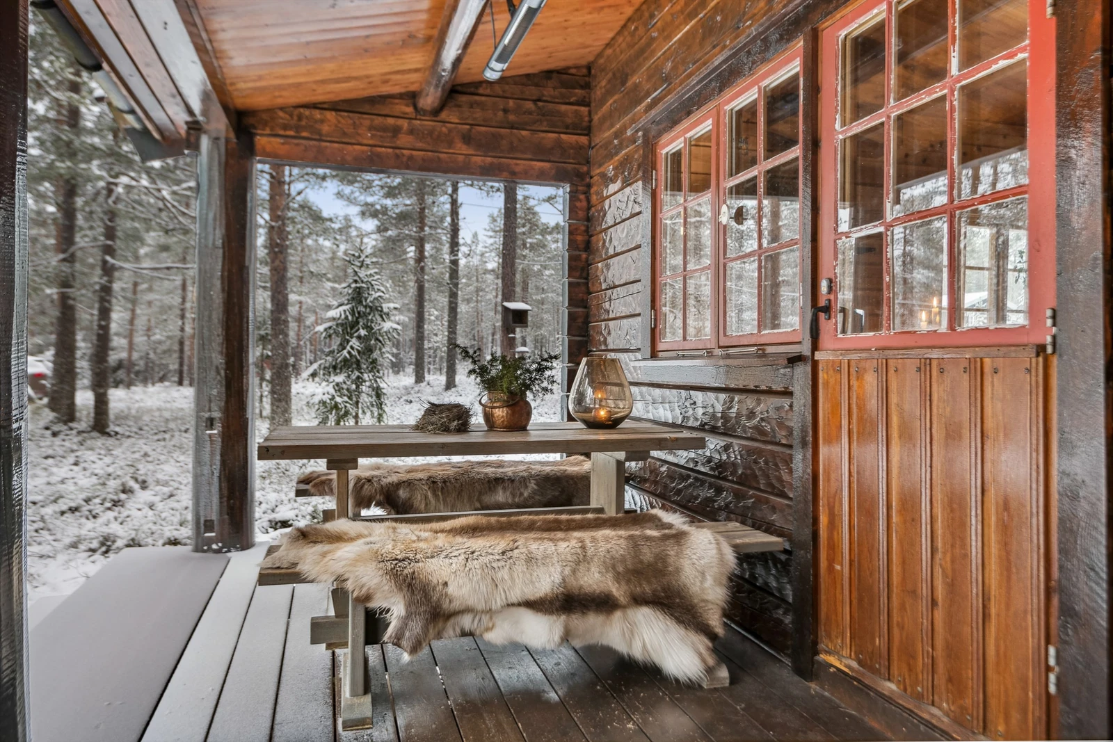 Terrasse utenfor stua, i tilknytning til inngangspartiet Galleribilde