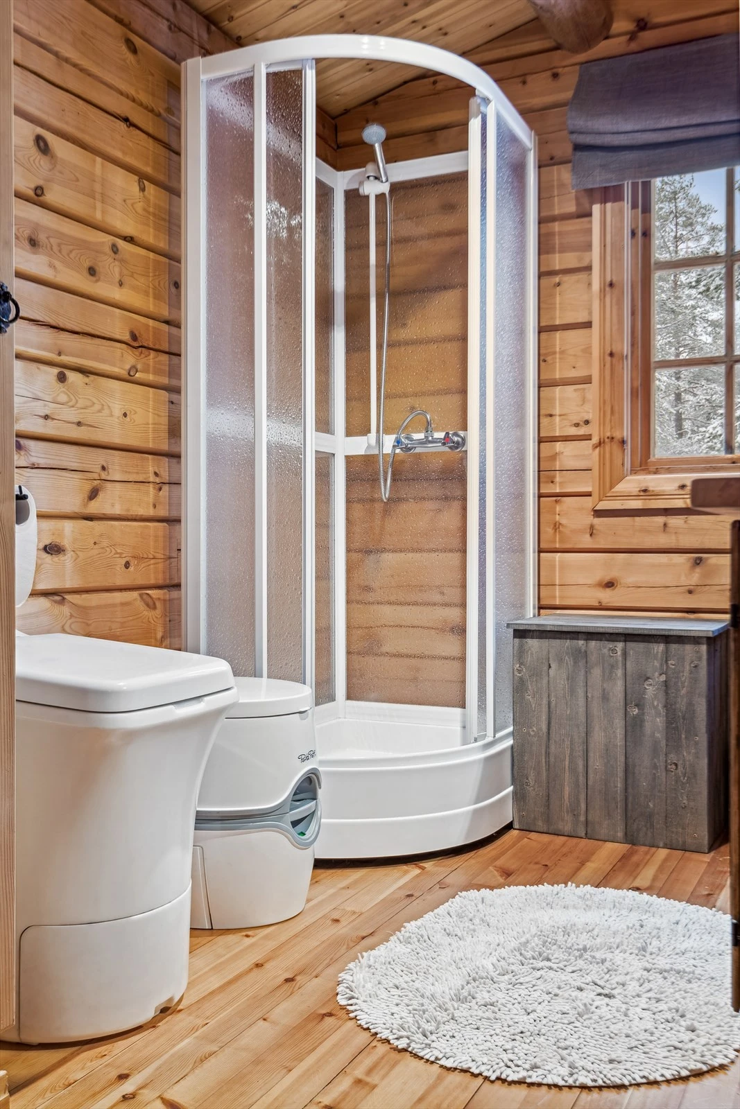 Forbrenningstoalett type Cinderella Ecocat og Potta Porti - Avløp fra dusjkabinett til terreng under hytta Galleribilde