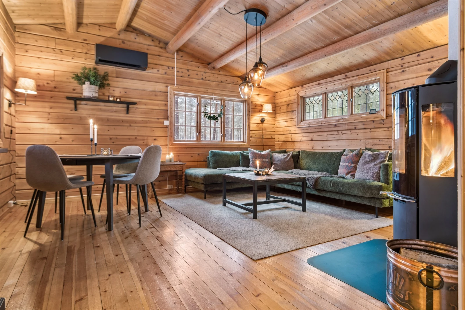 Pen stue med god takhøyde og lakkerte tregulv Galleribilde