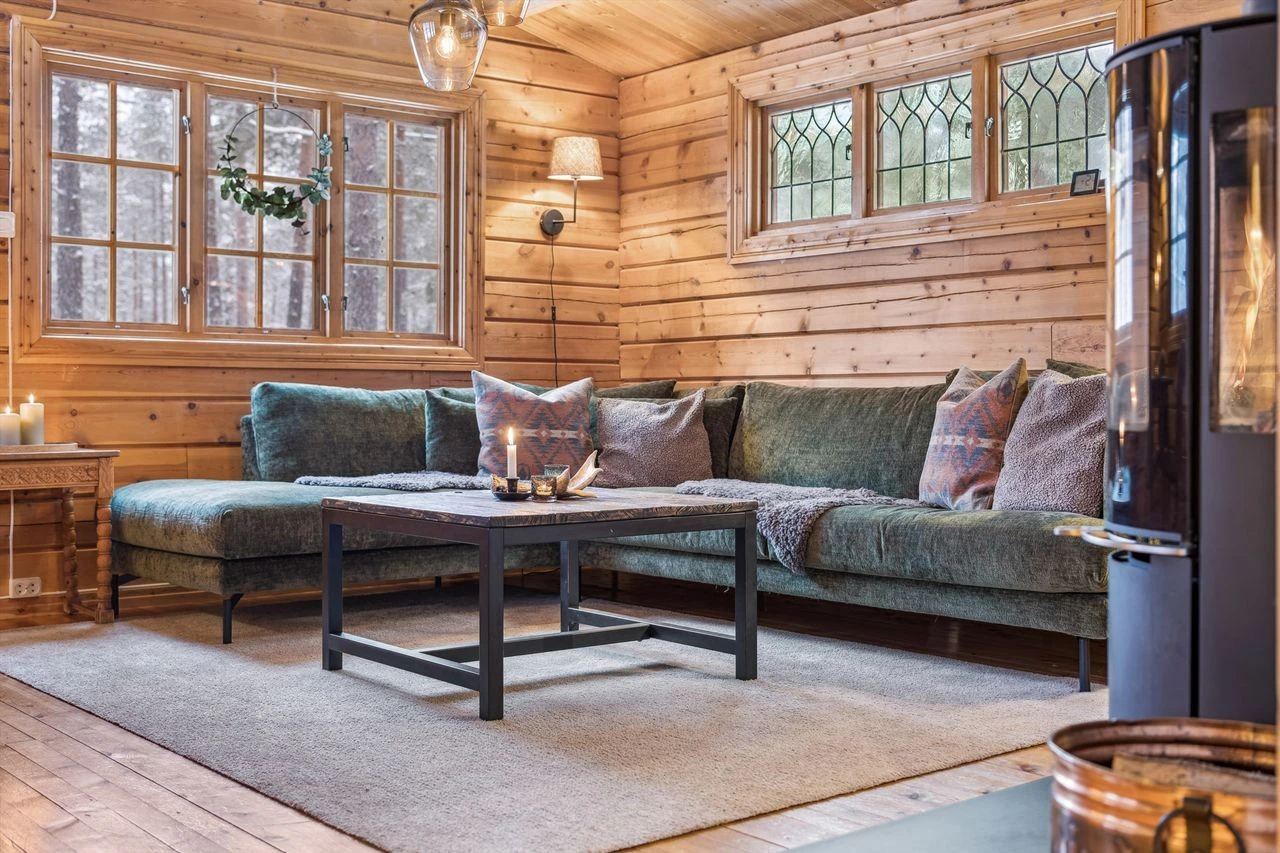 Vinduer på tre vegger, derav en vegg har vinduer med blyglass Galleribilde