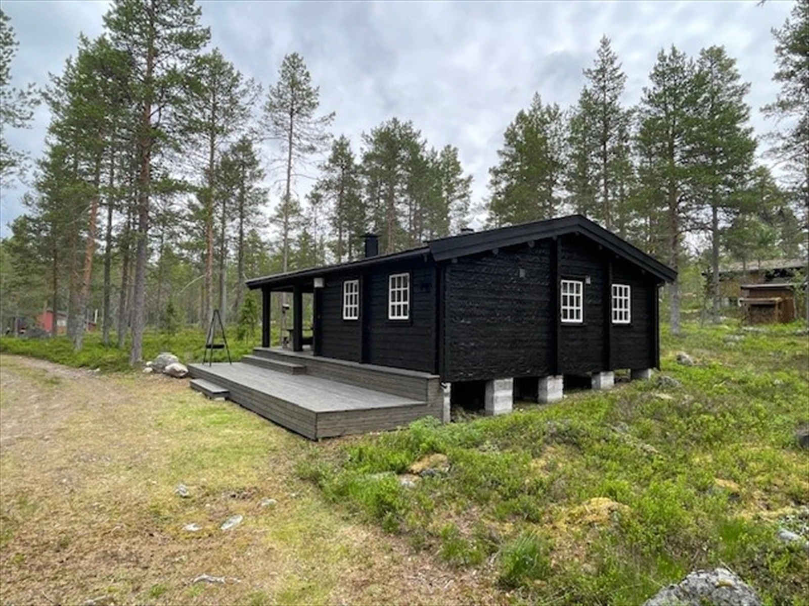 Åpen terrasse fra 2023 med overbygg inne ved hytteveggen Galleribilde