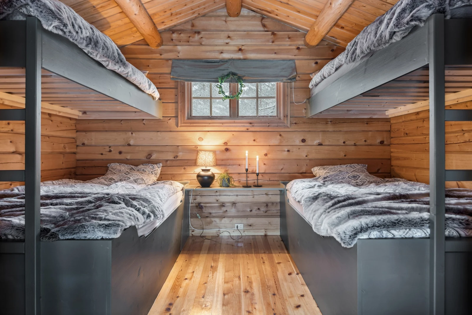 Et koselig stabbur på ca. 11 m², innredet til et ekstra soverom med fire soveplasser. Ypperlig for overnattingsgjester. Galleribilde