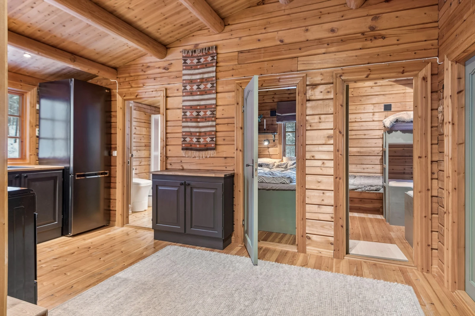 Kjøkken og gang med adkomst til to soverom og hygienerom Galleribilde