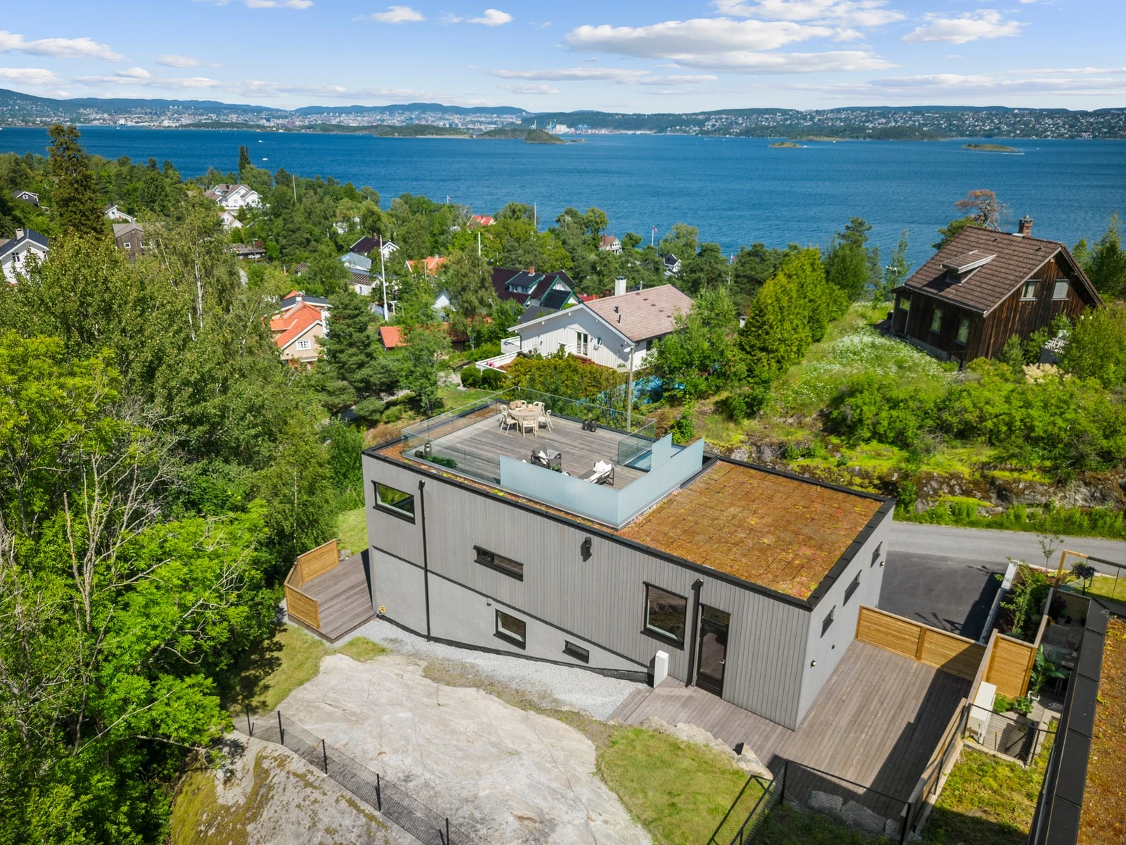 Eiendommen fordeler seg over to plan og har nydelig utsikt mot fjorden. Galleribilde