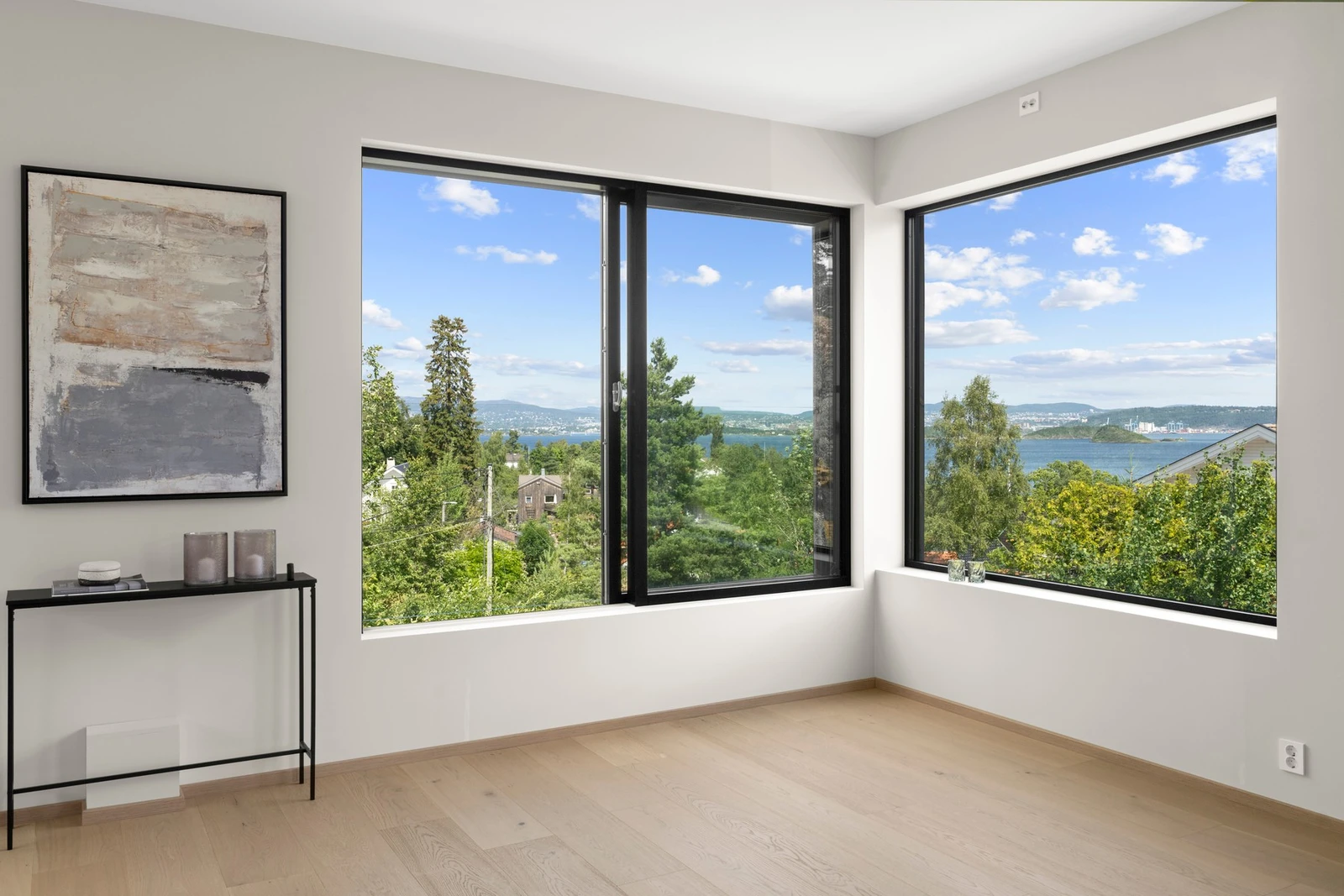 Utsikt mot fjorden fra kjøkkenet/spisestuen. Galleribilde