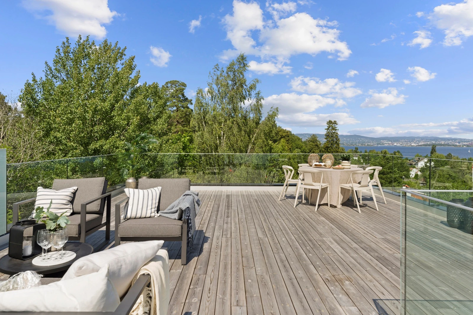 Takterrasse i trekonstruksjon, med adkomst via trapp fra 2. etasje. Eier opplyser om at det er opplegg til vann på takterrassen som ikke er koblet opp, rørene ligger koblet opp til trapperommet til takterrassen. Galleribilde