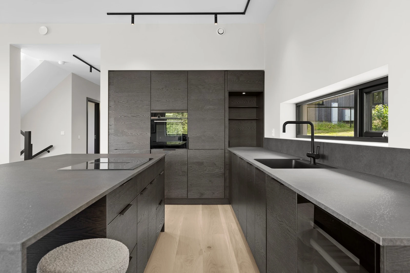 Lekkert moderne kjøkken med høyverdige løsninger og eksklusive materialevalg fra Kvik. Galleribilde