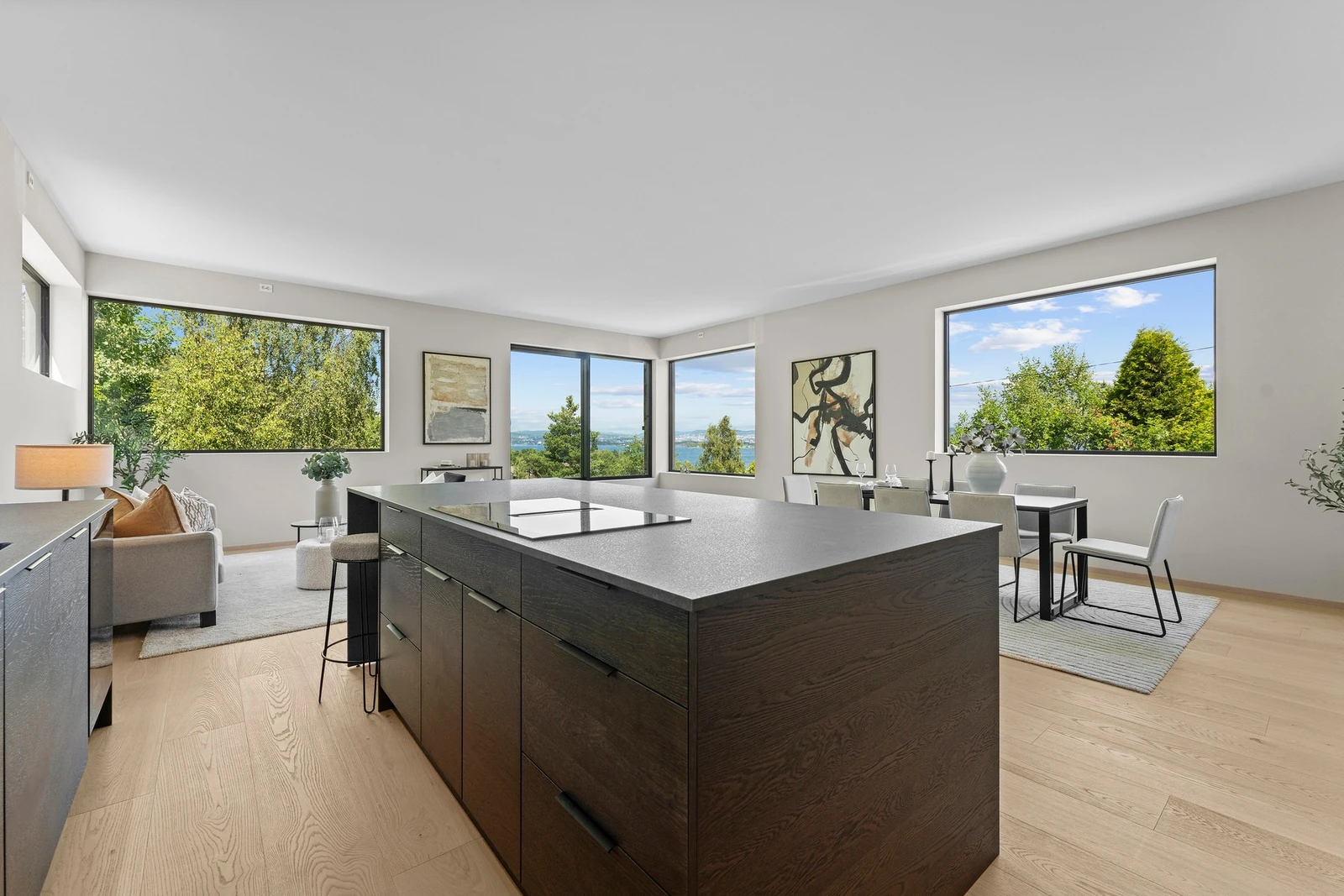 Det er store vindusflater i spisestuen/ på kjøkkenet- moderne design i pakt med naturen. Galleribilde