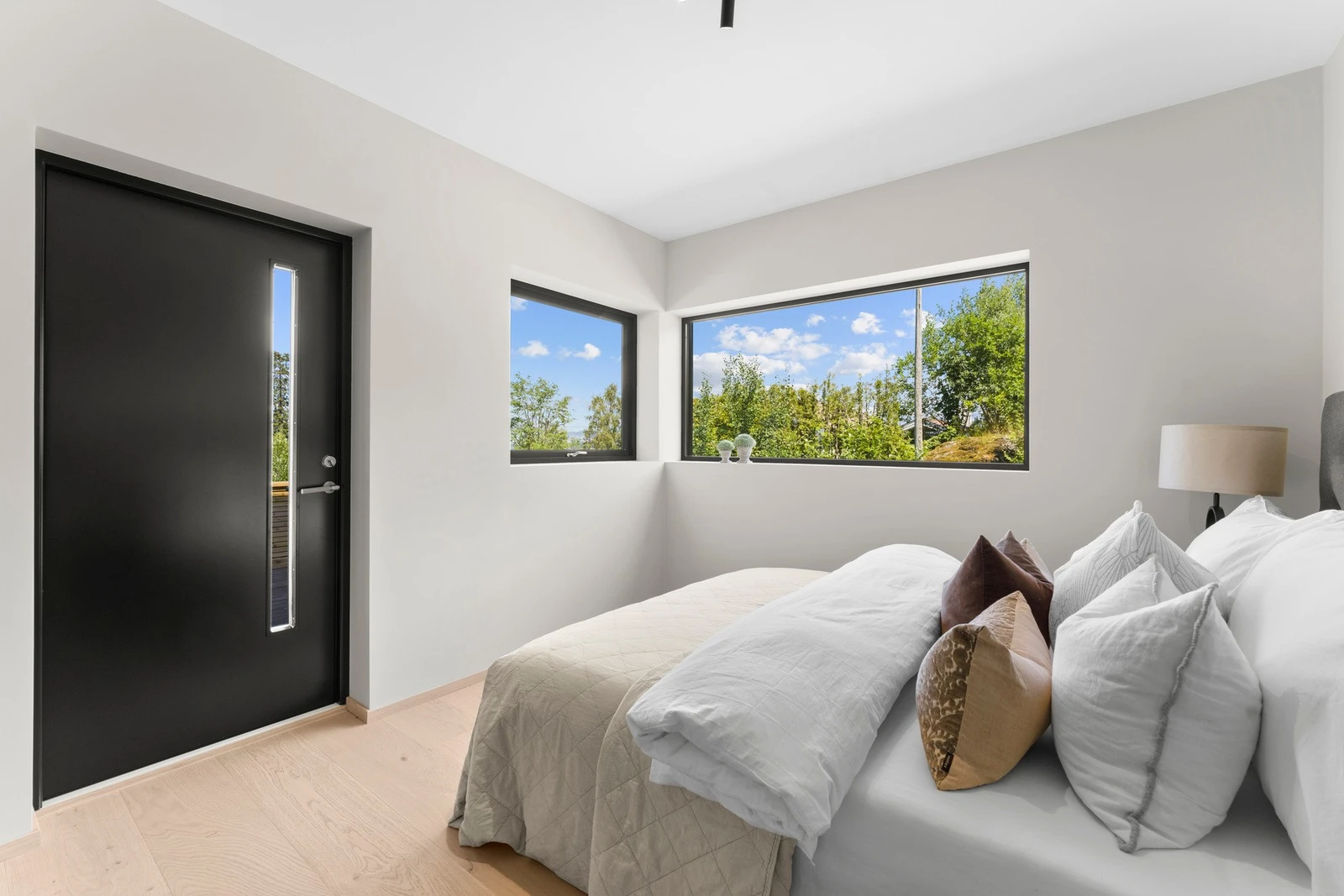 Store vindusflater som skaper en behagelig atmosfære. Galleribilde