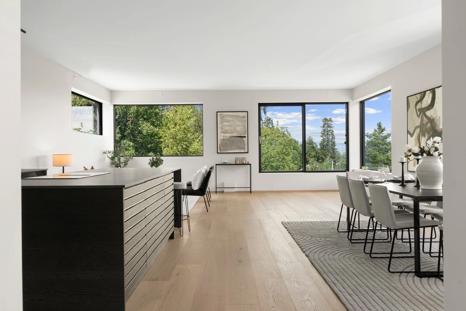 Boligen har et flott oppholdsrom der kjøkken og spisestue smelter sømløst sammen i en åpen og luftig planløsning. Galleribilde