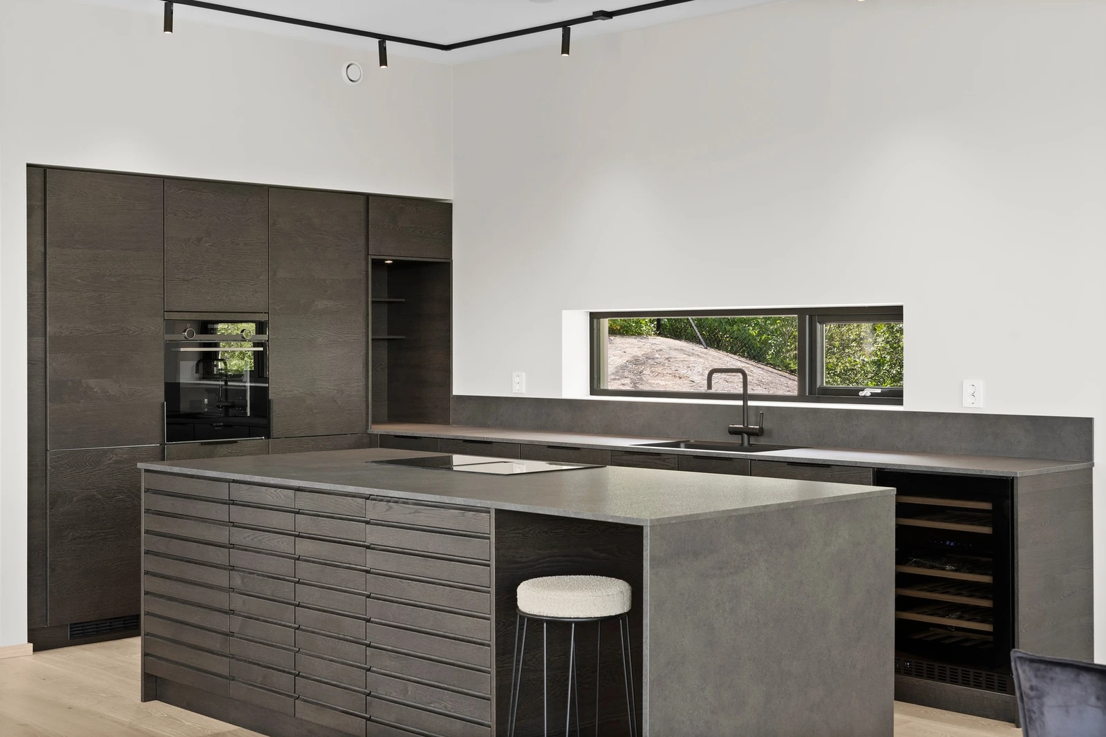 Kjøkkenet er utstyrt med integrerte hvitevarer som induksjonstopp med innebygget kullfilterventilator, stekeovn, oppvaskmaskin og kjøleskap med fryser. Galleribilde