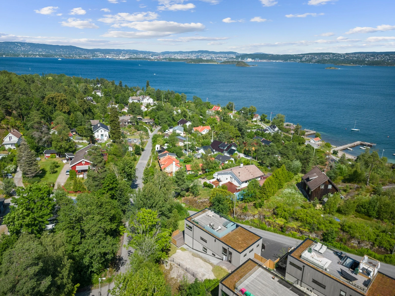 Dette er en flott og moderne enebolig med attraktiv, sjønær beliggenhet på Nesodden. Galleribilde