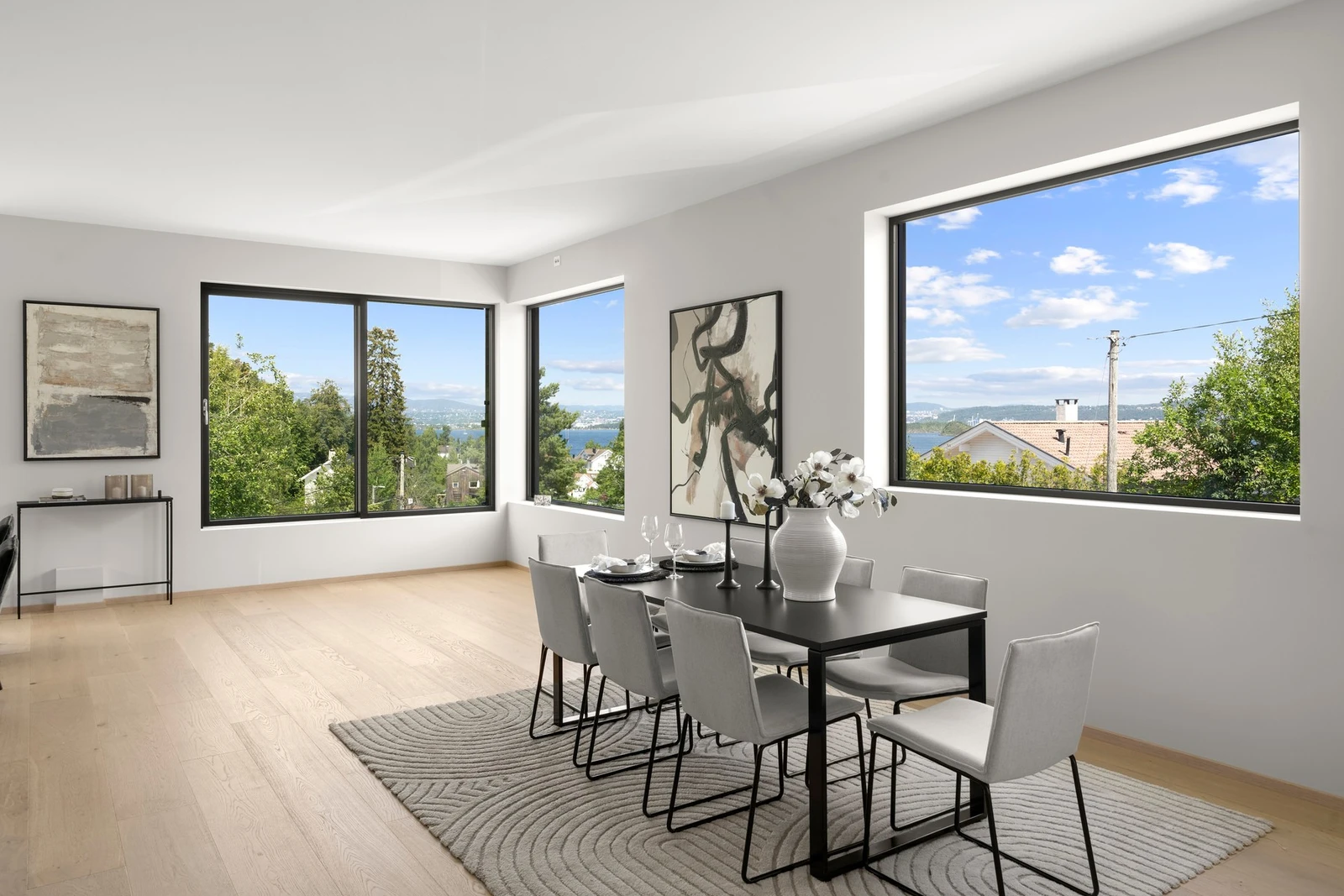 Boligen er ferdigstilt i 2024 og holder en gjennomgående god og høy standard. Galleribilde