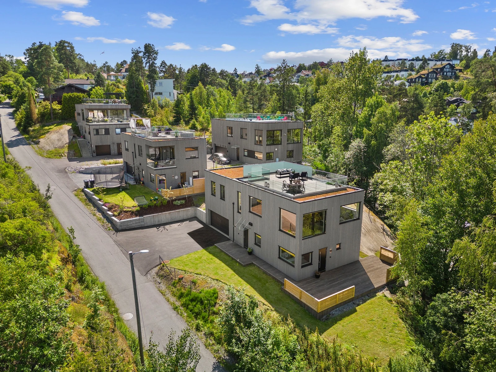 Boligen har adkomst via privat vei og tomten tilbyr en rekke flotte og solrike uteområder. Galleribilde