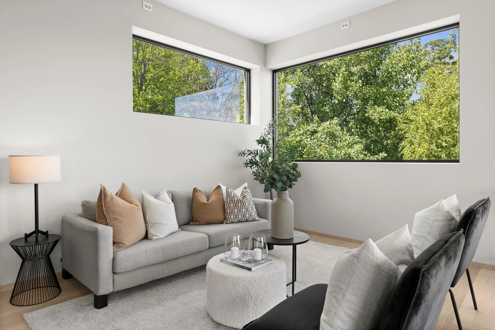 Stuen er luftig med god plass til romslig sofagruppe. Galleribilde