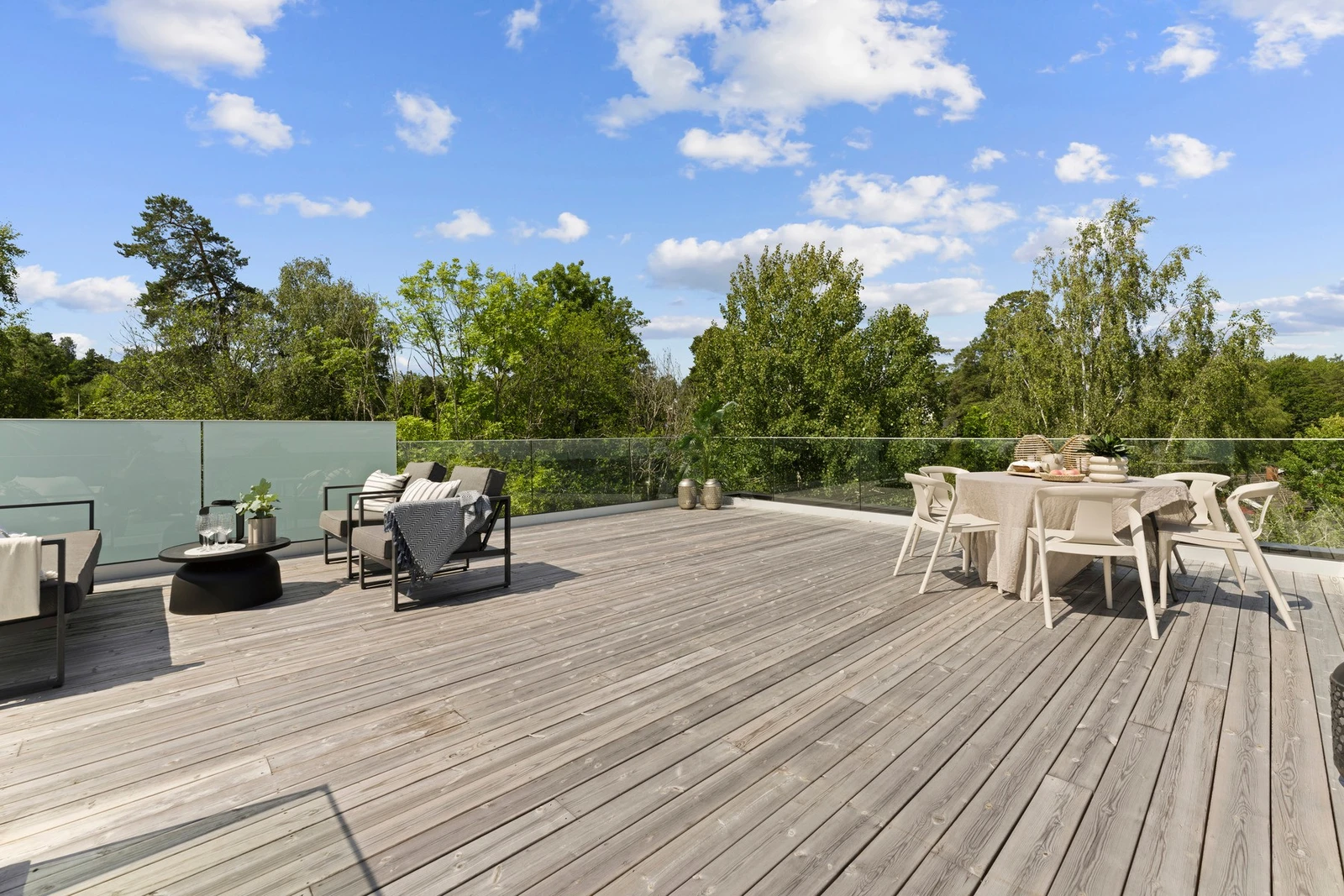 Takterrassen tilbyr plass til en rekke ulike sittegrupper, samt grill og annet øvrig møblement. Galleribilde