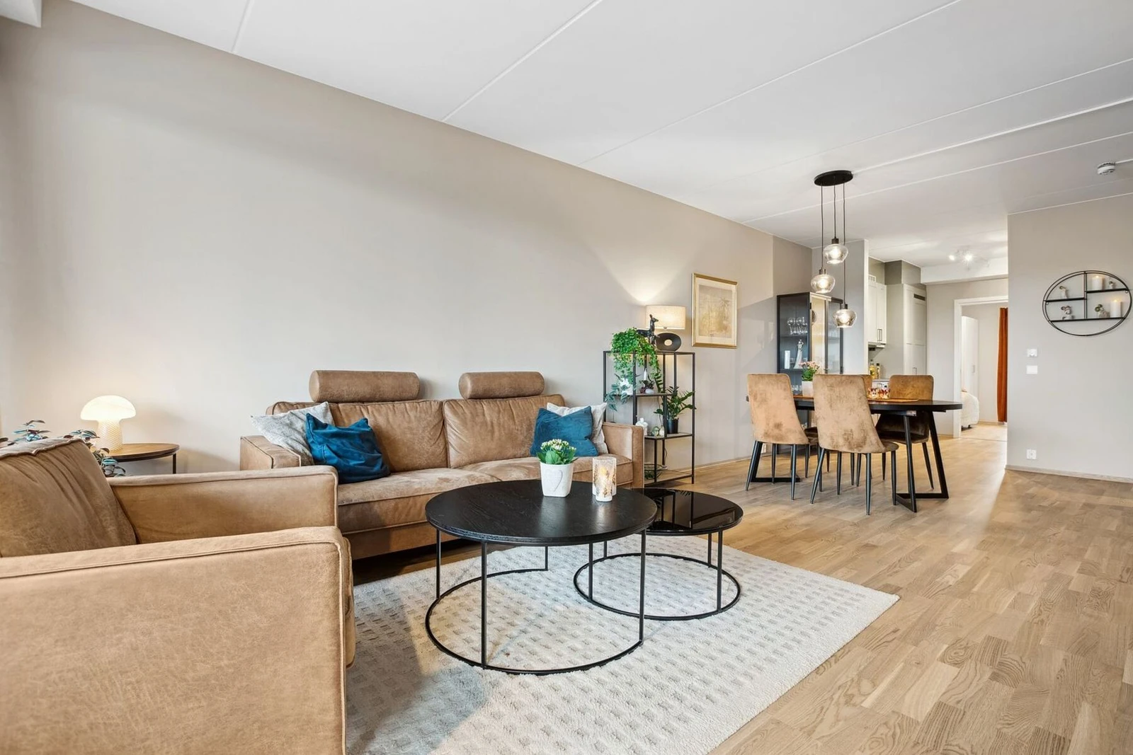 De lyse veggene og det varme tregulvet gir rommet en moderne og samtidig lun følelse. Her er det god plass til hele familien. Galleribilde