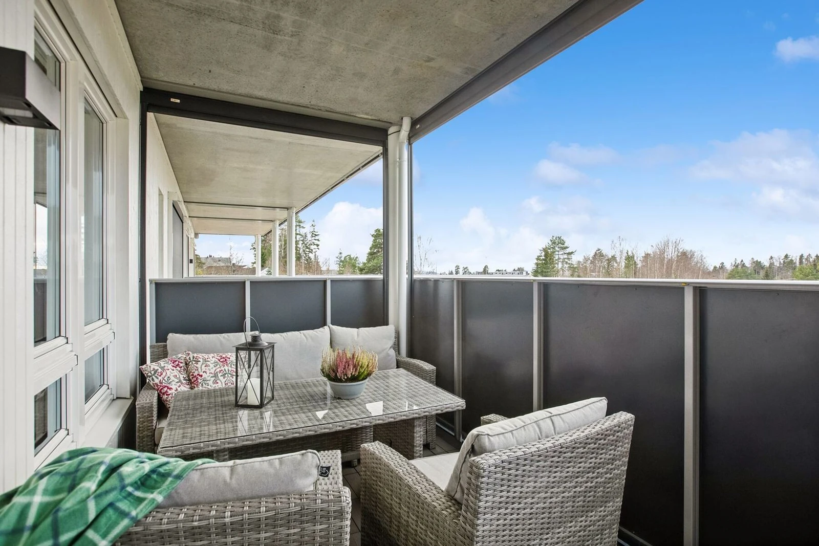 Med plass til både komfortable møbler og grønne planter, blir dette din egen oase med fin utsikt. Galleribilde