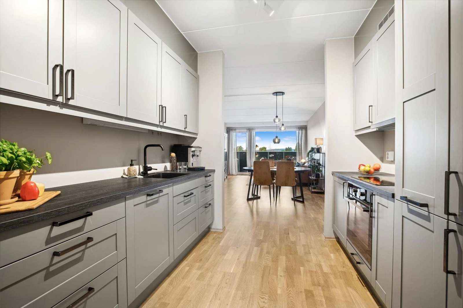 Den praktiske utformingen gjør det enkelt å holde orden, samtidig som det er rikelig med skapplass for oppbevaring. Galleribilde