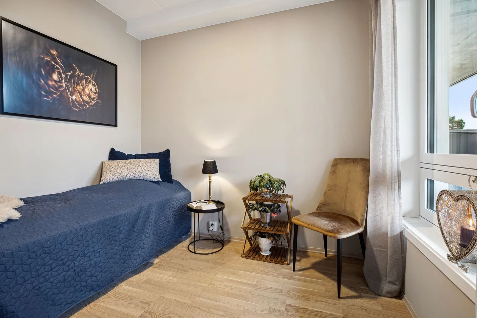 Dette koselige rommet gir en innbydende og avslappende atmosfære, perfekt som gjesterom eller et lite privat krypinn. Den lune fargepaletten, kombinert med vinduet som slipper inn naturlig lys, skaper en lys og behagelig atmosfære. Galleribilde