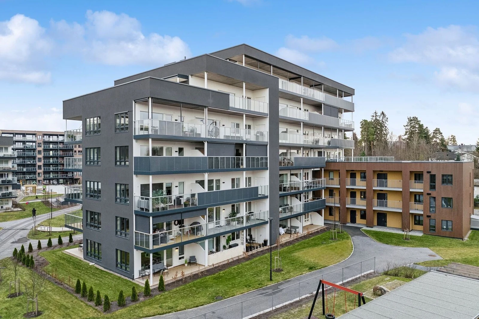 Bygget tilbyr et attraktivt bomiljø med store balkonger og gjennomtenkte planløsninger som passer både for familier og enkeltpersoner. Galleribilde