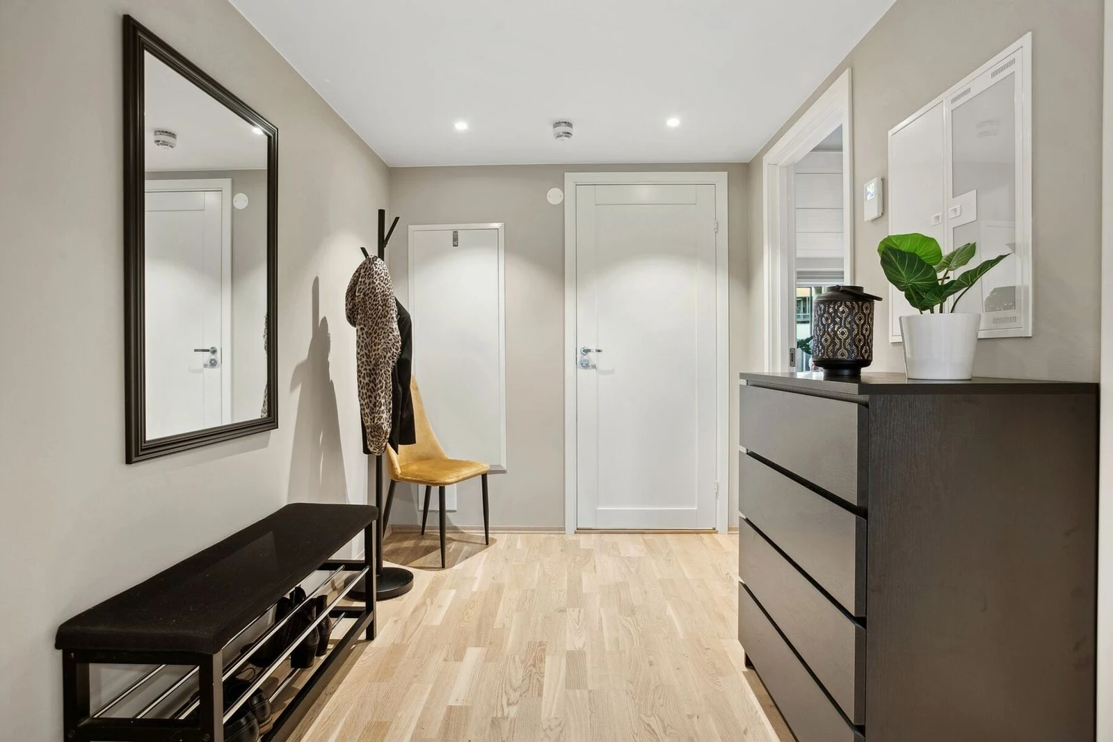 Entreen ønsker deg velkommen med en kombinasjon av funksjonalitet og stil. De nøytrale fargetonene skaper en harmonisk og ryddig følelse, mens speilet gir rommet en luftigere dimensjon. Galleribilde