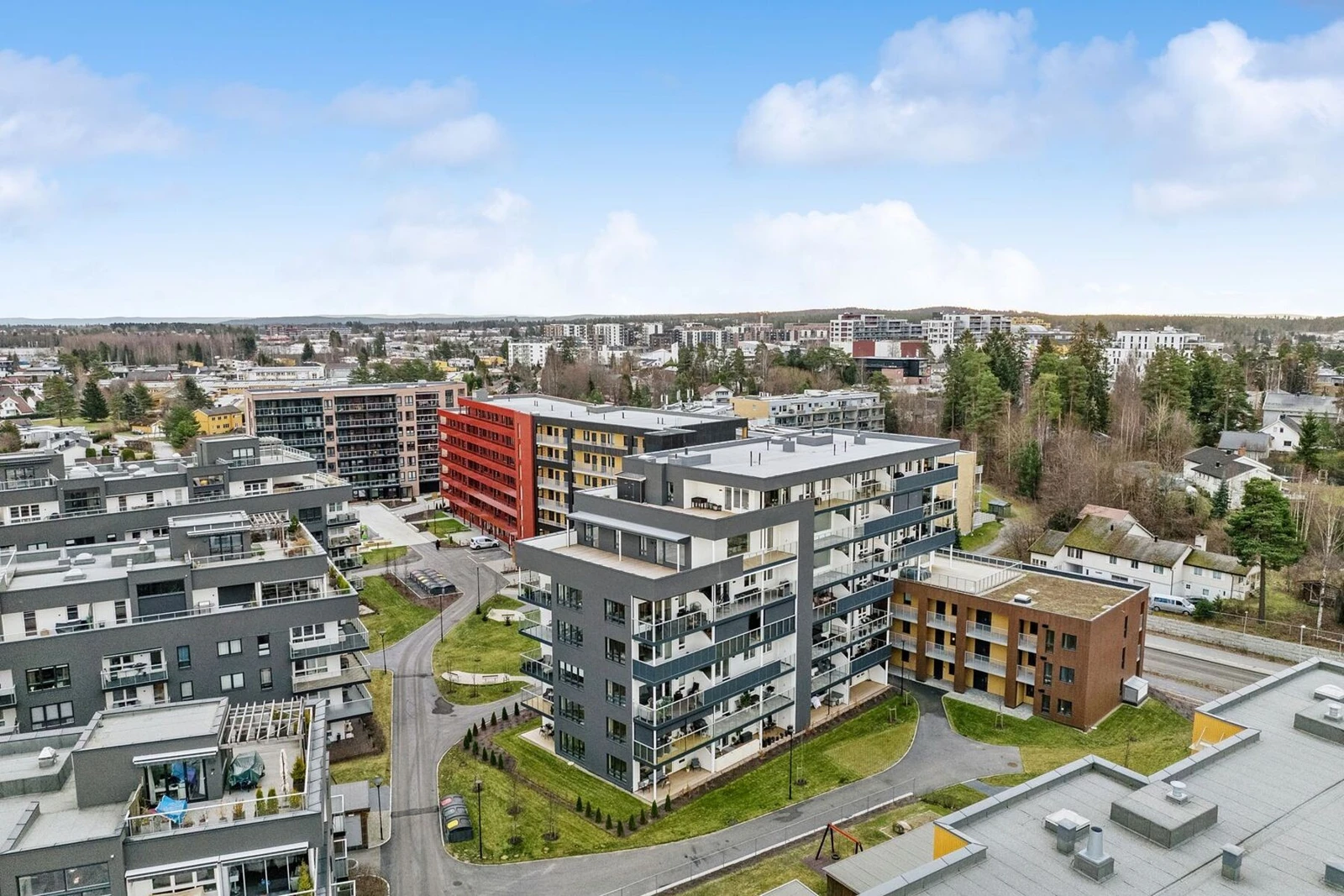 Fra leiligheten har du flott utsikt over nærområdet, som byr på en kombinasjon av urbane og landlige omgivelser - perfekt for deg som ønsker det beste fra begge verdener. Galleribilde
