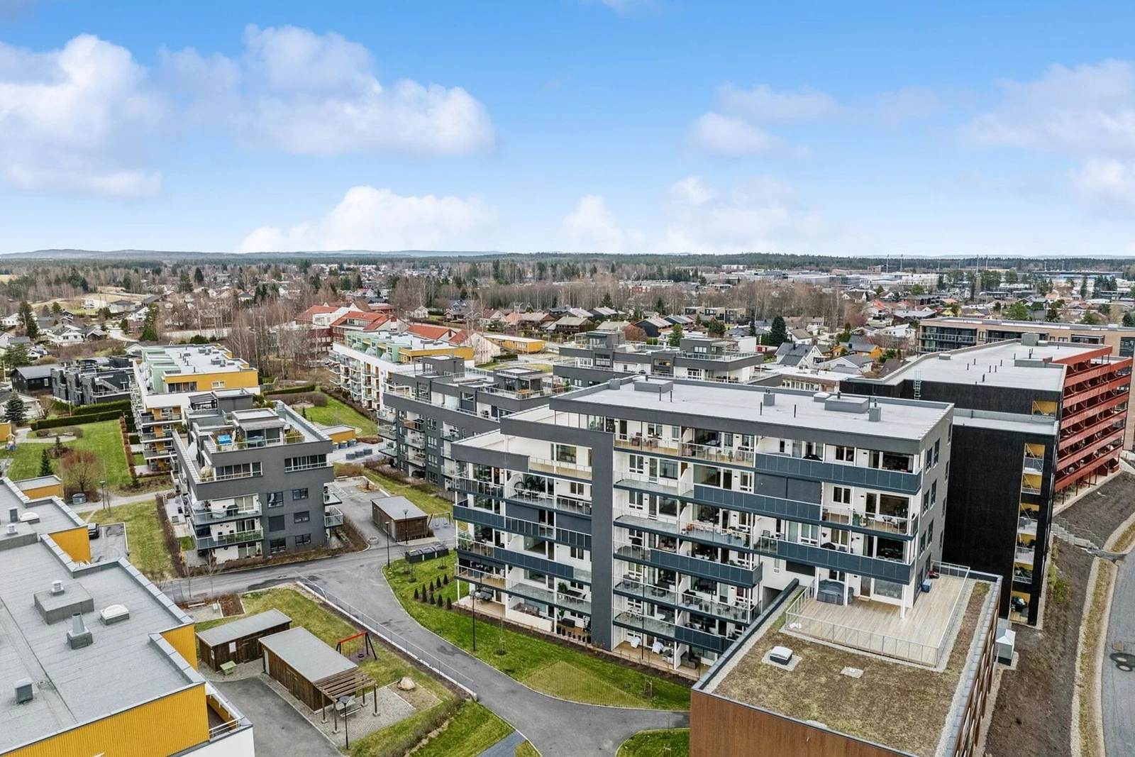 Dette moderne leilighetskomplekset ligger i et etablert og fredelig nabolag, omgitt av grønne områder Galleribilde
