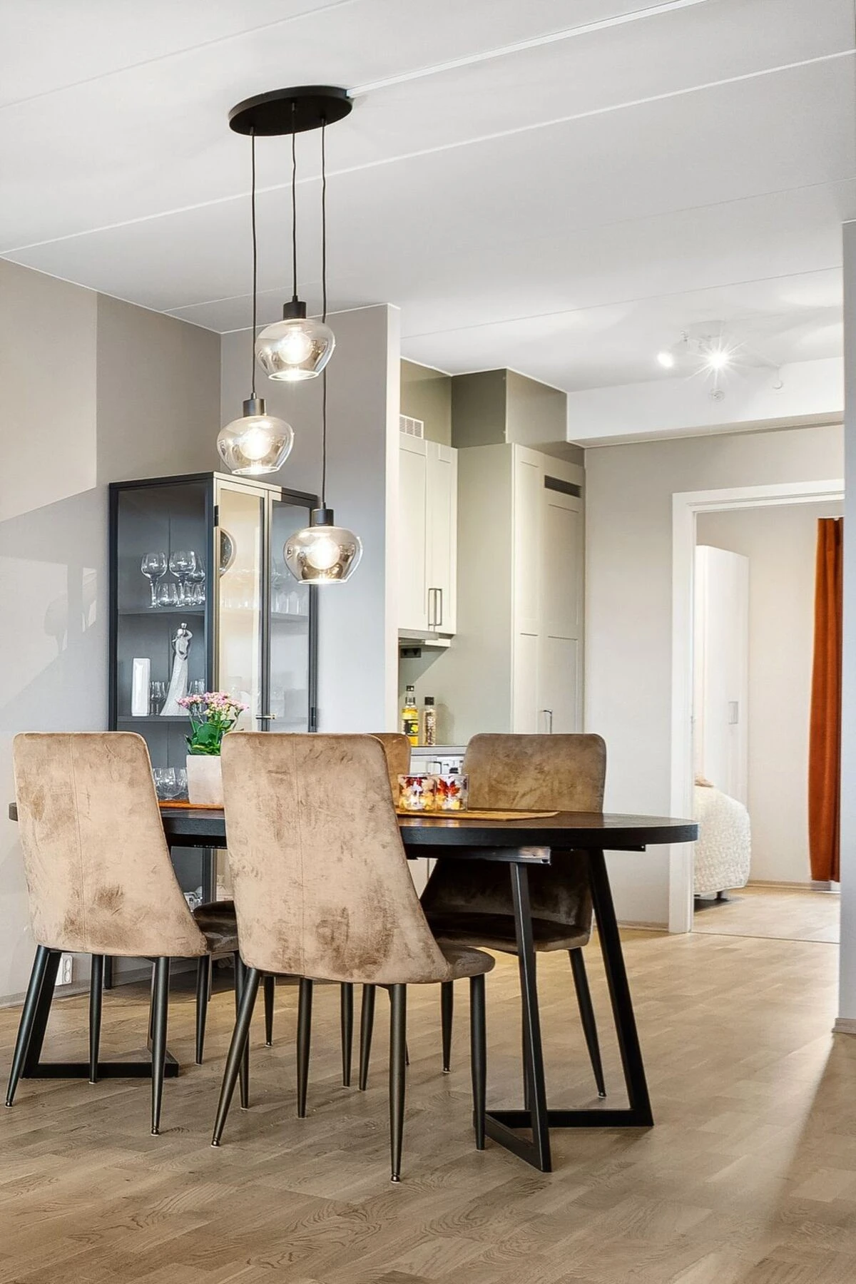 Spiseplassen er et naturlig samlingspunkt i hjemmet, med et stilrent bord som kombinerer moderne design med funksjonalitet. Galleribilde