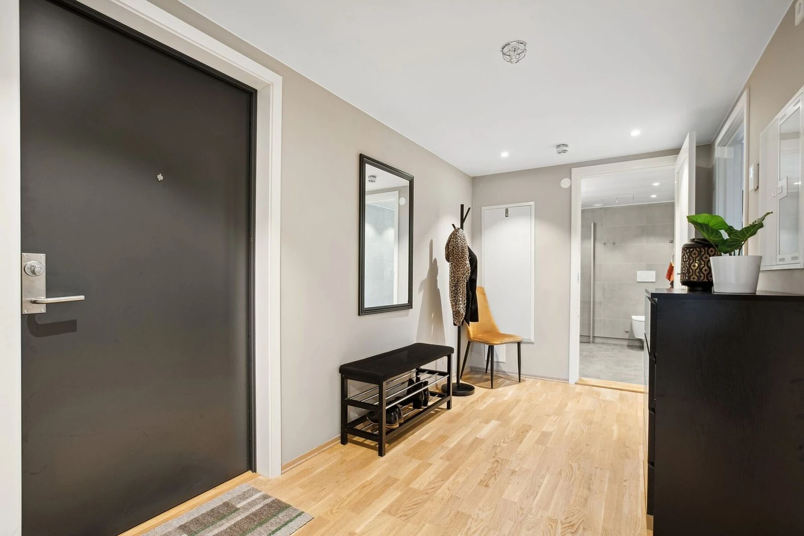 Dette er et inngangsparti som gir et godt førsteinntrykk og samtidig er praktisk for hverdagens behov. Galleribilde