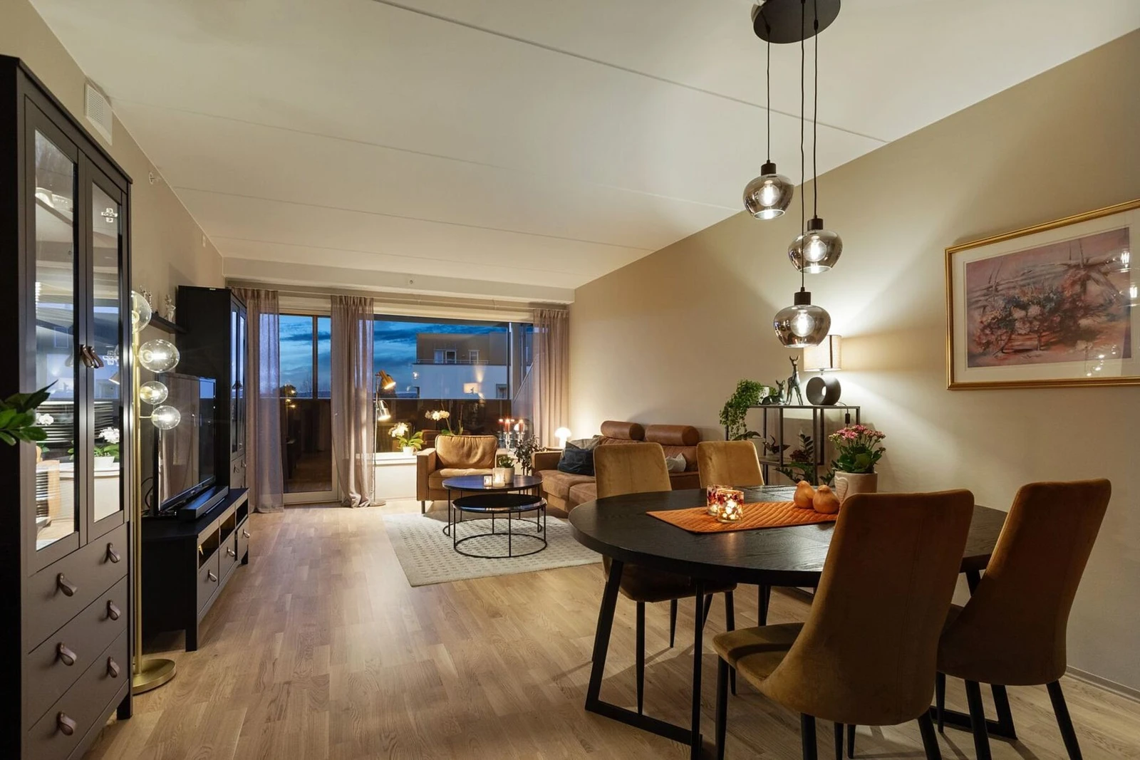 Fra stuen er det utgang til balkongen, hvor lyset flommer inn gjennom store vindusflater og bringer uteområdet inn i rommet. Dette er en sone som kombinerer funksjonalitet og estetikk på beste måte. Galleribilde