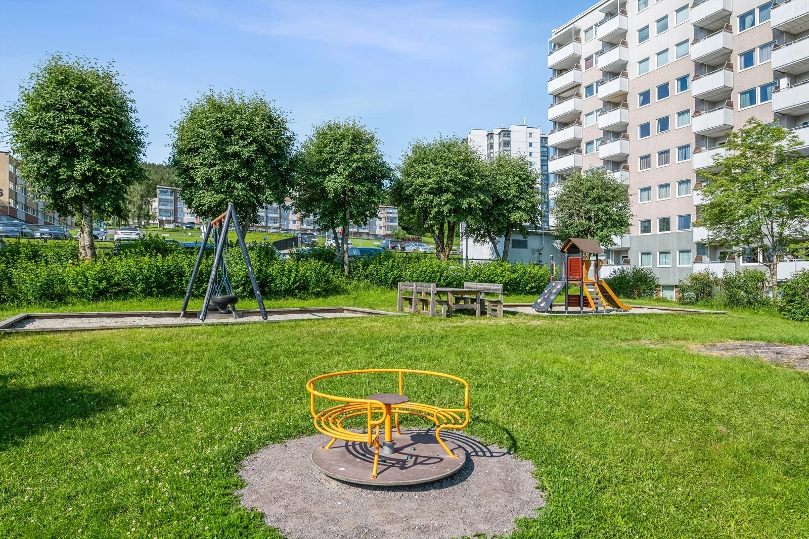 Arealene er pent opparbeidet med store grøntarealer med sittegrupper, plener og beplantning. Et flott sted å tilbringe tid med familie og venner.