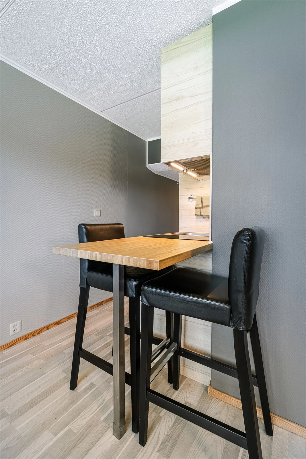 Liten spisekrok ved kjøkkenbenken. Galleribilde