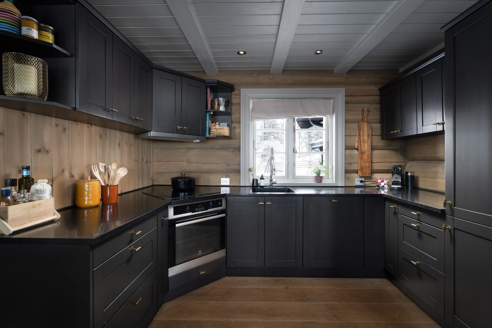 Stort kjøkken med malte skrog og fronter, og kompositt benkeplater. Galleribilde